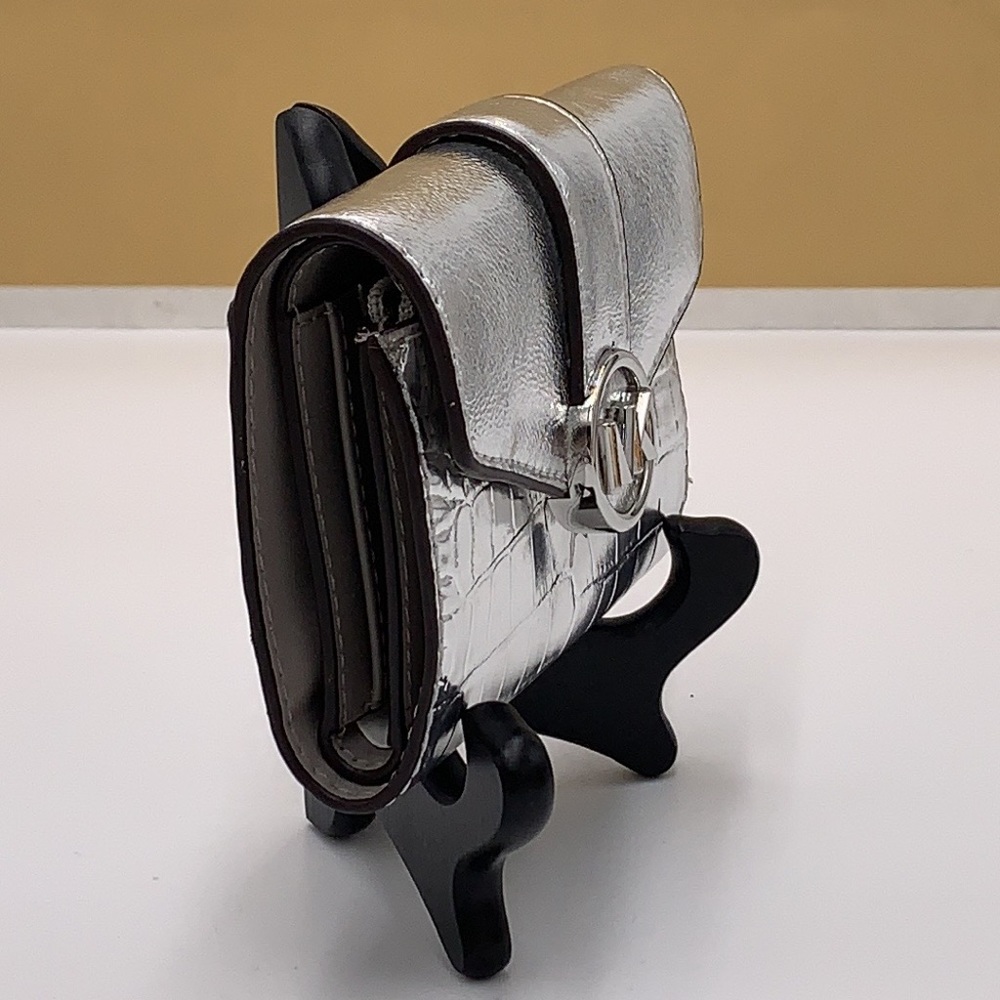 MICHAEL KORS
Carmen Medium Flap bifold Wallet silver color - Picture 10 of 12